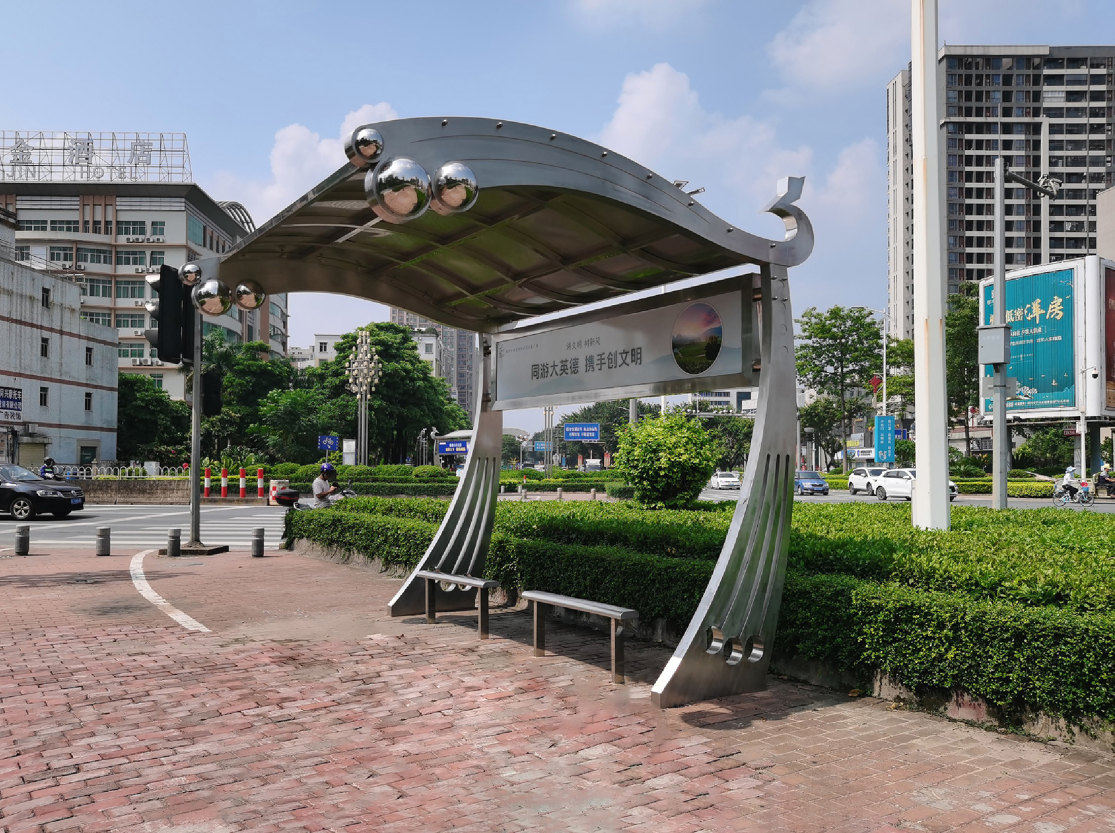 英德英州大道峰光路口广东潇湘等候亭